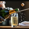 découvrez les techniques et astuces pour sabrer une bouteille en toute sécurité, impressionnez vos invités et évitez les accidents.